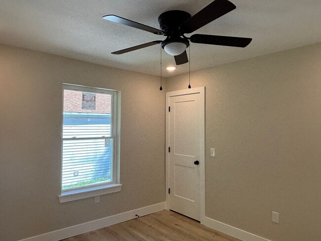 Building Photo - Fully Remodeled 2 Bed 1 Bath House