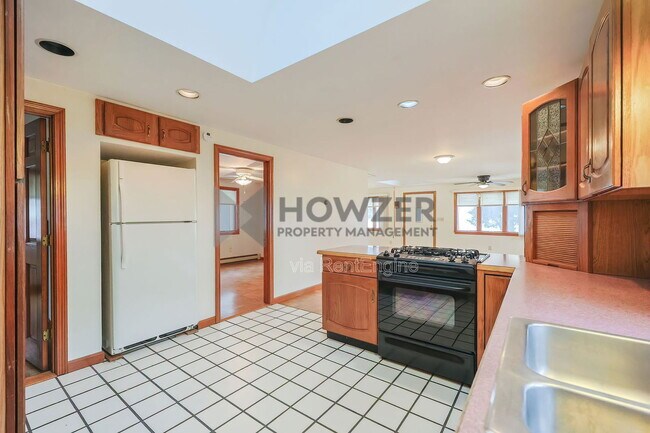 Building Photo - 35 Riverside Dr