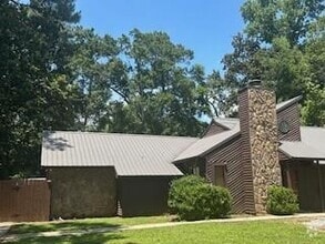 Building Photo - 3876 Higgins Rd