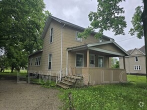 Building Photo - 820 Logan Ave