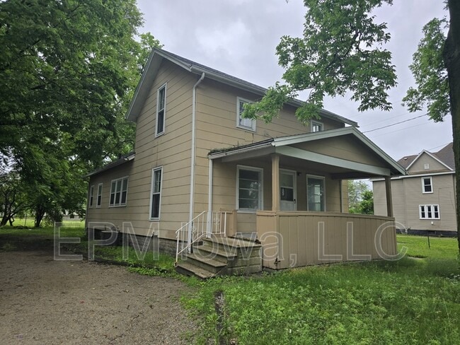 Primary Photo - 820 Logan Ave