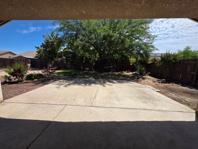 Building Photo - 4 bedroom 2 bathroom in NW Visalia!