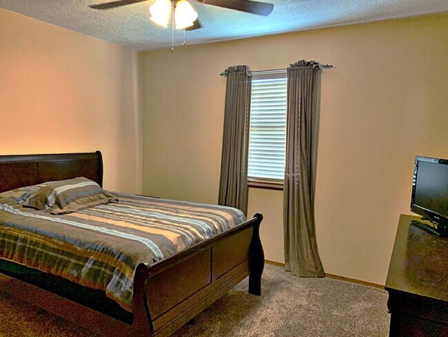 Building Photo - 3 Bedroom, 2 Bath, 2 car garage