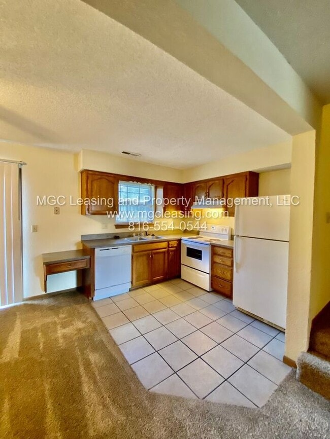 Building Photo - Spacious Lee's Summit Townhome- Sign a 15-...