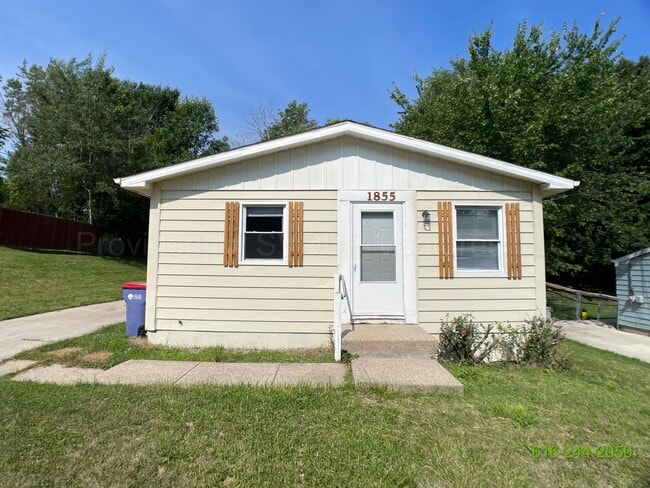 Primary Photo - 3 Bedroom 1 Bathroom By Huff Park!!