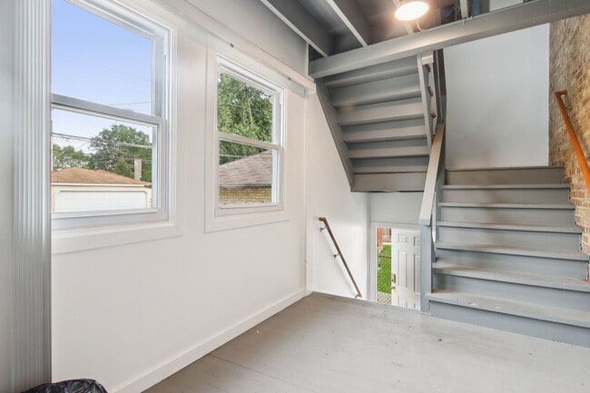 Building Photo - 8613 Trumbull Ave