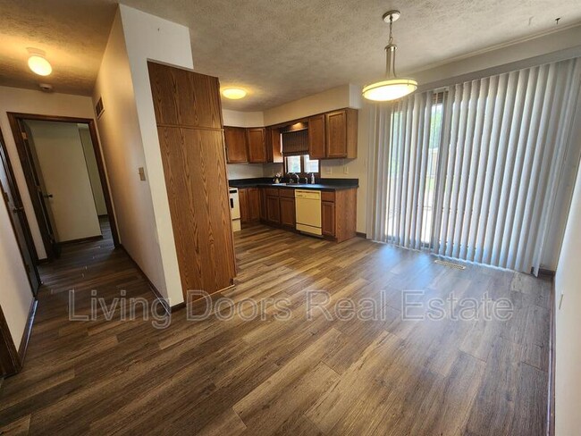 Building Photo - 1710 Eastridge Ave