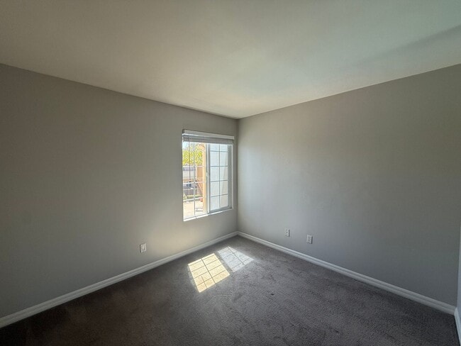 Building Photo - Beautiful 4B/2BA Top Floor Corner Unit wit...