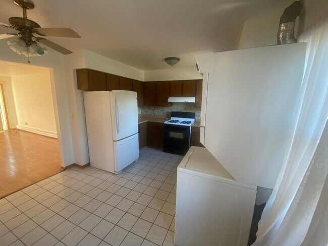 Building Photo - 3553 N Neenah Ave