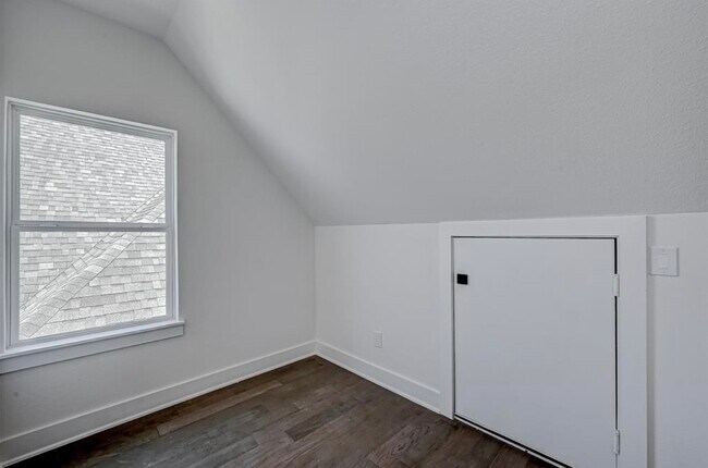 Building Photo - 6127 W Montgomery Rd