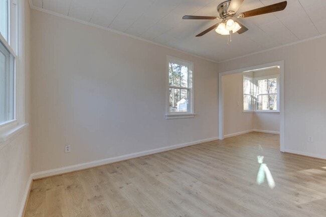 Building Photo - Charming Renovated Home with Modern Upgrades and Spacious Yard!