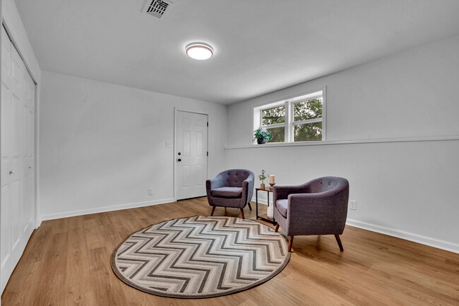 Building Photo - 917 S Forrest Dr
