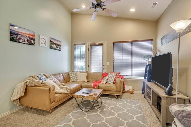 Building Photo - 1068 Canyon Meadow Dr