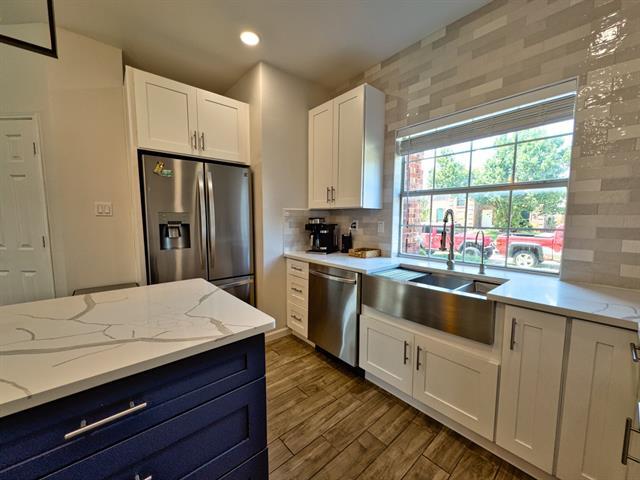 Building Photo - 1402 Stone Canyon Way