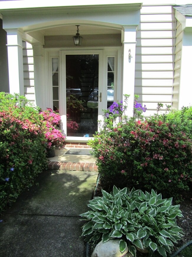 Building Photo - Lovely townhome in Forest Lakes South