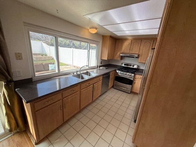 Building Photo - Charming Single-Story 3-Bedroom Home in Newhall!