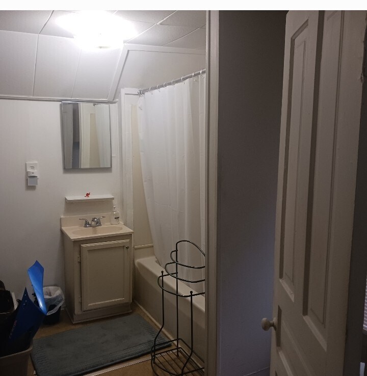 bathroom shower/tub - 311 Plymouth Ave NE