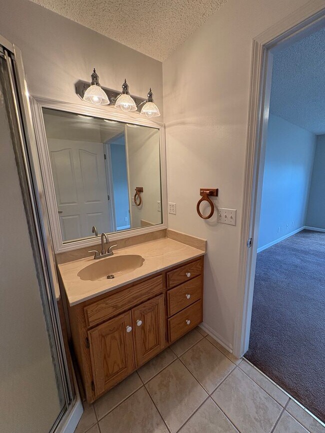 Building Photo - SPACIOUS & Beautiful Home Just Outside She...
