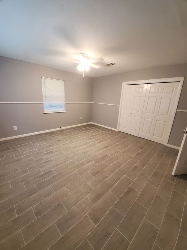 Building Photo - Amazing 4 Bedroom home with large yard!