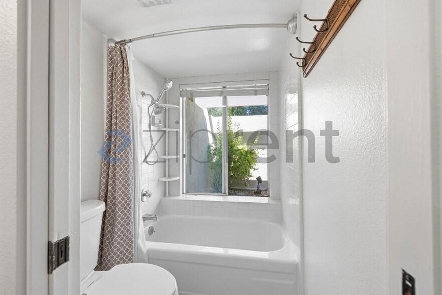Building Photo - Unit