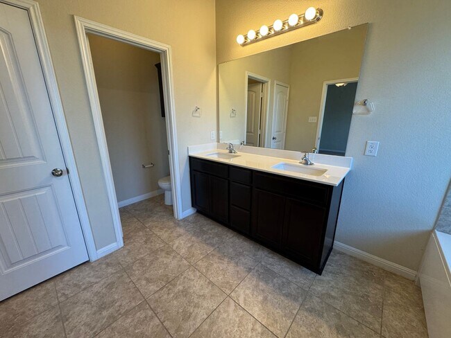 Building Photo - 8900 Viewpark Ln