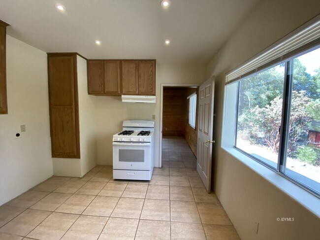 Building Photo - LARGE 2 BEDROOM WALK TO TOWN