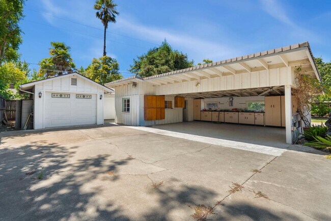 Building Photo - 3220 Fieldcrest Dr