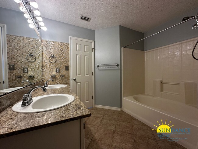 Building Photo - Wonderful 4 Bedroom Home in Fort Walton Beach