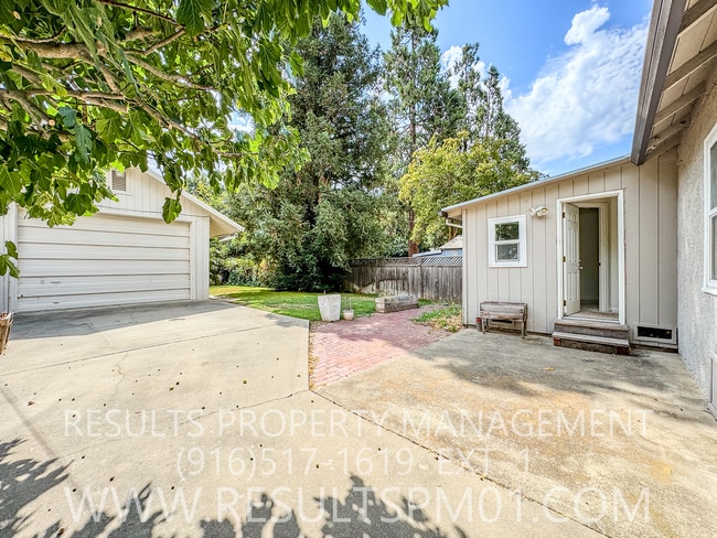 Building Photo - Adorable 2 Bedroom Charmer