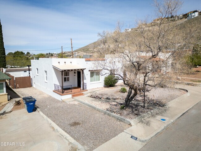 Building Photo - 1211 Mesita Dr