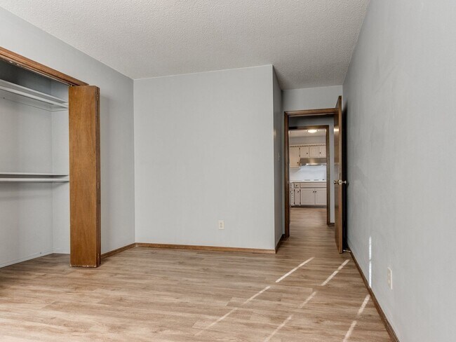 Building Photo - 3 Bed 2 Bath 2 Car Garage in Shawnee!