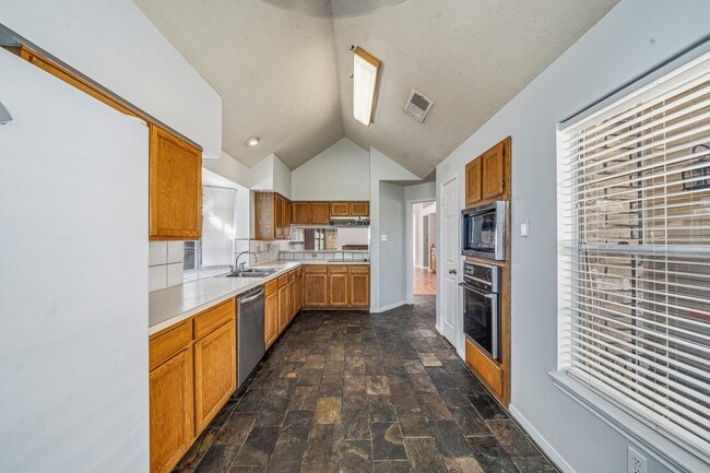 Building Photo - 15974 Oak Mountain Dr