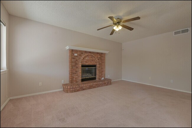 Building Photo - 7456 Luz De Lumbre Ave