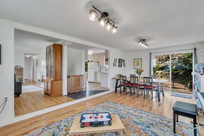 Building Photo - Panoramic View Living in Des Moines