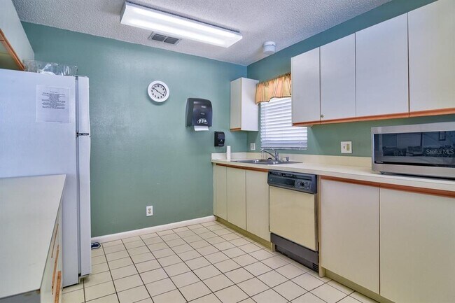 Building Photo - 900 Cove Cay Dr