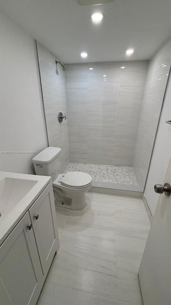 Building Photo - 1913 S Ocean Dr