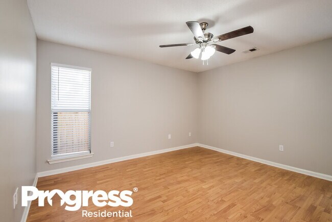 Building Photo - 10712 Oak Cir N