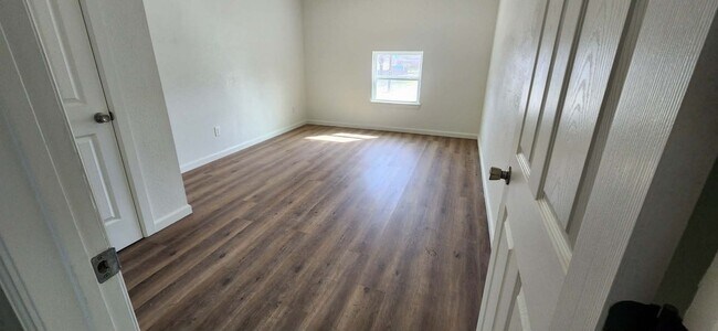 Building Photo - Beautifully Remodeled 3 Bed / 2 Bath Home with Large Backyard