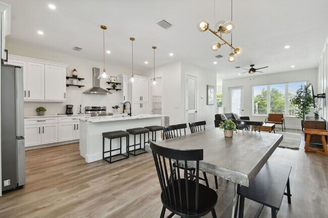 Building Photo - Luxurious 3 Bedroom Condo with Spacious Layout and Prime Location in Tampa, FL!