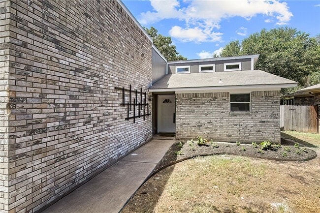 Building Photo - 4209 Woodcrest Dr