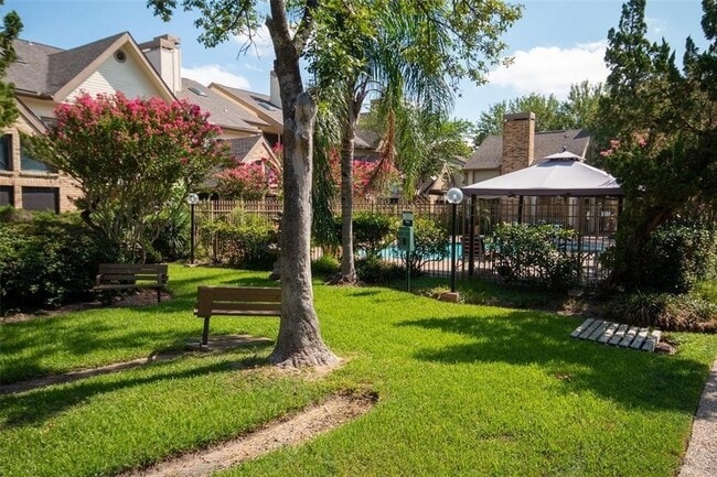 Building Photo - 2425 Holly Hall St