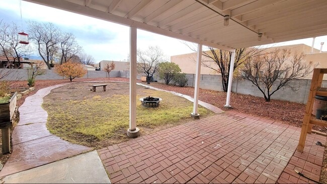 Building Photo - Great Near North Valley Home! No carpet! O...
