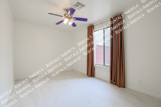Building Photo - 885 W Caroline Ln