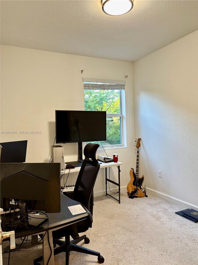 Building Photo - 1020 SE 26th Ter