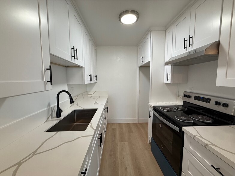 Building Photo - Buena Capri Apartments