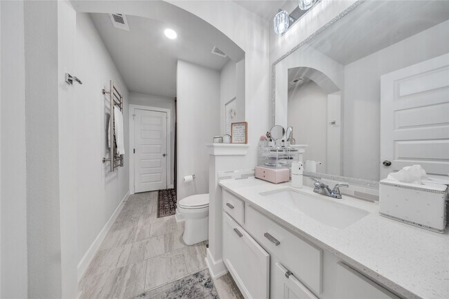 Building Photo - 8826 Forest Side Dr