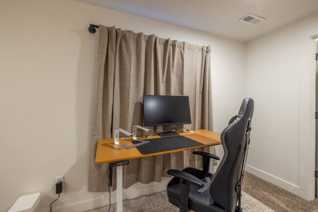 Building Photo - 1157 E Sego Lily Dr