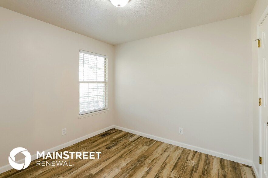 Building Photo - 820 NE Aaron Dr