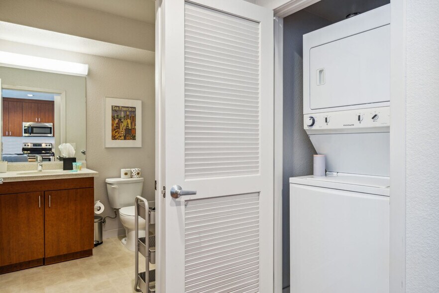 Building Photo - 2000 Post St