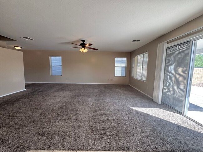 Building Photo - GREAT 4BEDROOM/3BATH HOME WITH ALL THAT YO...